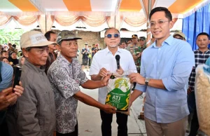 Korban Banjir Kecamatan Palas Terima Bantuan Dari Menko Zulkifli Hasan Dan Bupati Terpilih Egi