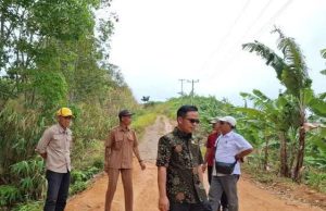 Dua Anggota DPRD Kaur Tinjau Jalan Longsor di Desa Pasar Jumat