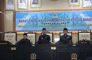 Bupati dan Wabup Pesibar Hadiri Paripurna LKPJ 2024
