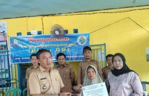 Kades Mahyen Salurkan BLT-DD Tahap Ketiga kepada Masyarakat Desa Nusuk