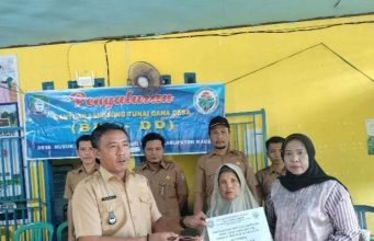 Kades Mahyen Salurkan BLT-DD Tahap Ketiga kepada Masyarakat Desa Nusuk