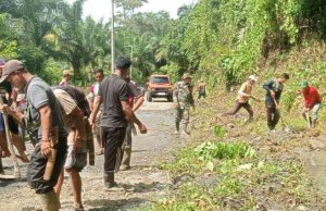 Warga Giat Gotong Royong Kebersihan di Jalan Lintas Ulu Tetap