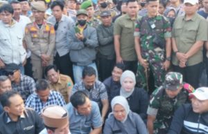 Di Kawal TNI -Polri, Anggota Dewan dan Bupati Lampung Selatan Temui Masa Unras
