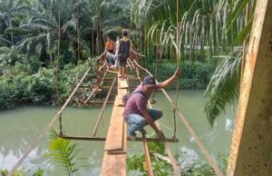 Warga Desa Tanjung Dalam Gotong Royong Memperbaiki Jembatan Gantung dengan Cara Swadaya