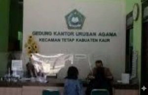 Kepala KUA Tetap dan Jajarannya Telah Memberikan Sebuah Buku Khotbah Jumat ke Masjid Al-Amin