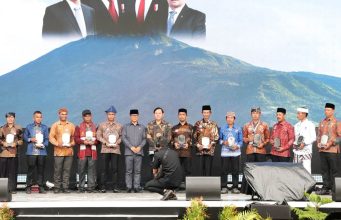 Berangkat dari Kepedulian Lingkungan, Desa Suak Raih Juara Favorit Desa Wisata Nusantara 2025 Tingkat Nasional