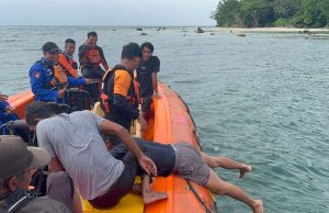 Tim SAR Evakuasi Lima ABK Kapal Terdampar Di Pulau Segama Lampung Timur