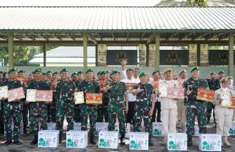Sambut Hari Raya Idul Fitri 1447 H, Danrem 043/Gatam Bagikan Bingkisan Lebaran kepada Prajurit dan PNS