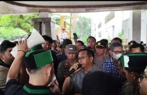 Anggota DPRD Kota Metro Turun Langsung menemui Massa Aksi Aliansi Mahasiswa Metro Saat Demo Berlangsung