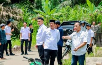 Komitmen Perbaikan Ruas Jalan, Bupati Pesibar Tinjau Lokasi