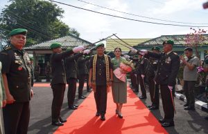 Prajurit dan PNS Korem 043/Gatam Sambut Kedatangan Calon Kasrem di Kota Metro