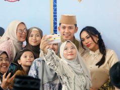 Tanpa Sekat di Hari Raya, Egi-Zita Salami Warga Satu per Satu di Lamban Rakyat