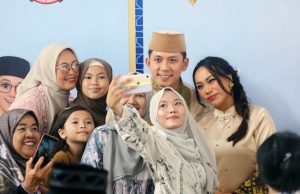Tanpa Sekat di Hari Raya, Egi-Zita Salami Warga Satu per Satu di Lamban Rakyat