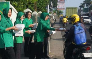 Jumat Berkah Persit KCK Koorcab Rem 043 PD XXI/Radin Inten, Tebar Kepedulian Melalui Aksi Berbagi