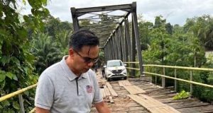 Wakil Ketua II DPRD Kaur Tinjau lantai Jembatan Rusak di Kecamatan Shaung