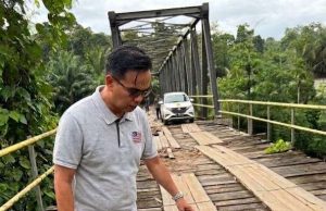Wakil Ketua II DPRD Kaur Tinjau lantai Jembatan Rusak di Kecamatan Shaung
