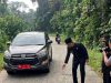 Wakil Ketua II DPRD Kaur Cek Lubang Membahayakan di Tengah Jalan Lintas Ulu Tetap