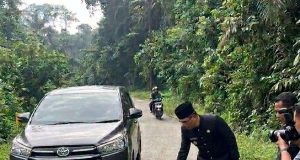 Wakil Ketua II DPRD Kaur Cek Lubang Membahayakan di Tengah Jalan Lintas Ulu Tetap