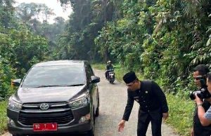 Wakil Ketua II DPRD Kaur Cek Lubang Membahayakan di Tengah Jalan Lintas Ulu Tetap
