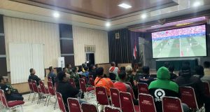 Nobar Bareng TNI-Warga, Korem 043/Gatam Buktikan Sepak Bola Pemersatu Bangsa