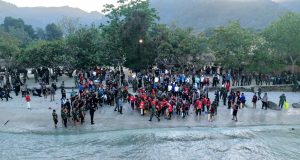 Prajurit Korem 043/Gatam Dukung Penuh Gerakan Raden Inten ASRI, Bersihkan Pantai Pasir Putih