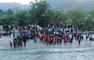 Prajurit Korem 043/Gatam Dukung Penuh Gerakan Raden Inten ASRI, Bersihkan Pantai Pasir Putih