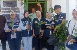 Mahasiswa/i KKN Unib Tahun 2026 Bagikan Bibit ke Warga di Desa Pagar Dewa