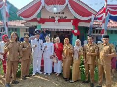 Dirgahayu Republik Indonesia, Kades Babat dan Perangkat Desa Foto Bersama dengan Camat Usai Upacara