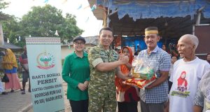 Persit KCK Koorcab Rem 043 PD XXI/Radin Inten Hadir Berbagi, Ringankan Beban Warga Sinar Laut