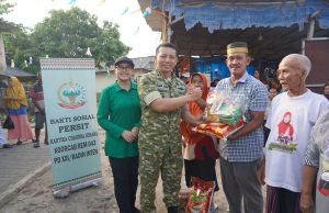 Persit KCK Koorcab Rem 043 PD XXI/Radin Inten Hadir Berbagi, Ringankan Beban Warga Sinar Laut