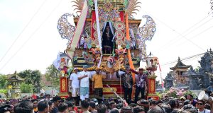 Diarak di Atas Bade 24 Meter, Bupati Radityo Egi Bawa Mimpi Besar Balinuraga Jadi ‘Penglipuran’ Kedua pada 2027