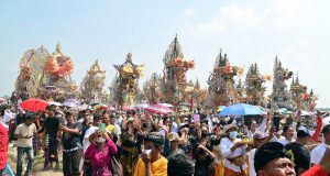 Bukan di Bali, Ngaben Massal Balinuraga Memikat Turis Italia dan Puluhan Ribu Pengunjung