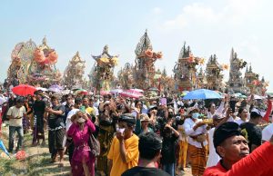 Bukan di Bali, Ngaben Massal Balinuraga Memikat Turis Italia dan Puluhan Ribu Pengunjung