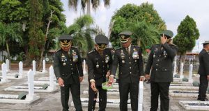 Kasrem 043/Gatam Hadiri Ziarah Nasional HUT ke-81 TNI di TMP Tanjung Karang