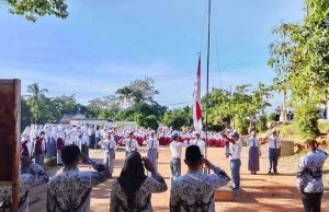 Siswa/i Tampak Semangat dalam Kegiatan Upacara Setiap Hari Senin, Bergabung di Halaman SMP 22 Kaur